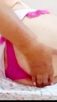 Bawię się moją cipką Wkładam w nią niezły wielki dildo