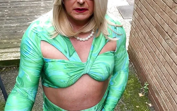 Kellycd2022: Amateur crossdresser Kellycd2022 sexy milf peeing in her little white...