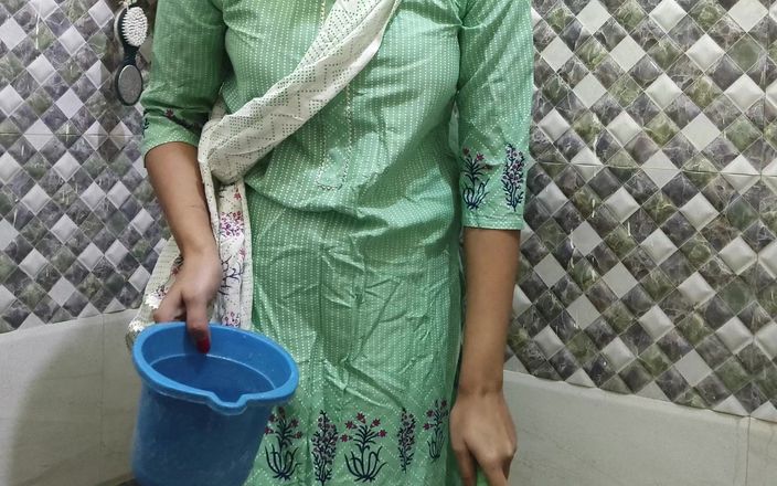 Saara Bhabhi: 印度漂亮继母淫荡继子独自在家在洗手间里口爆高潮
