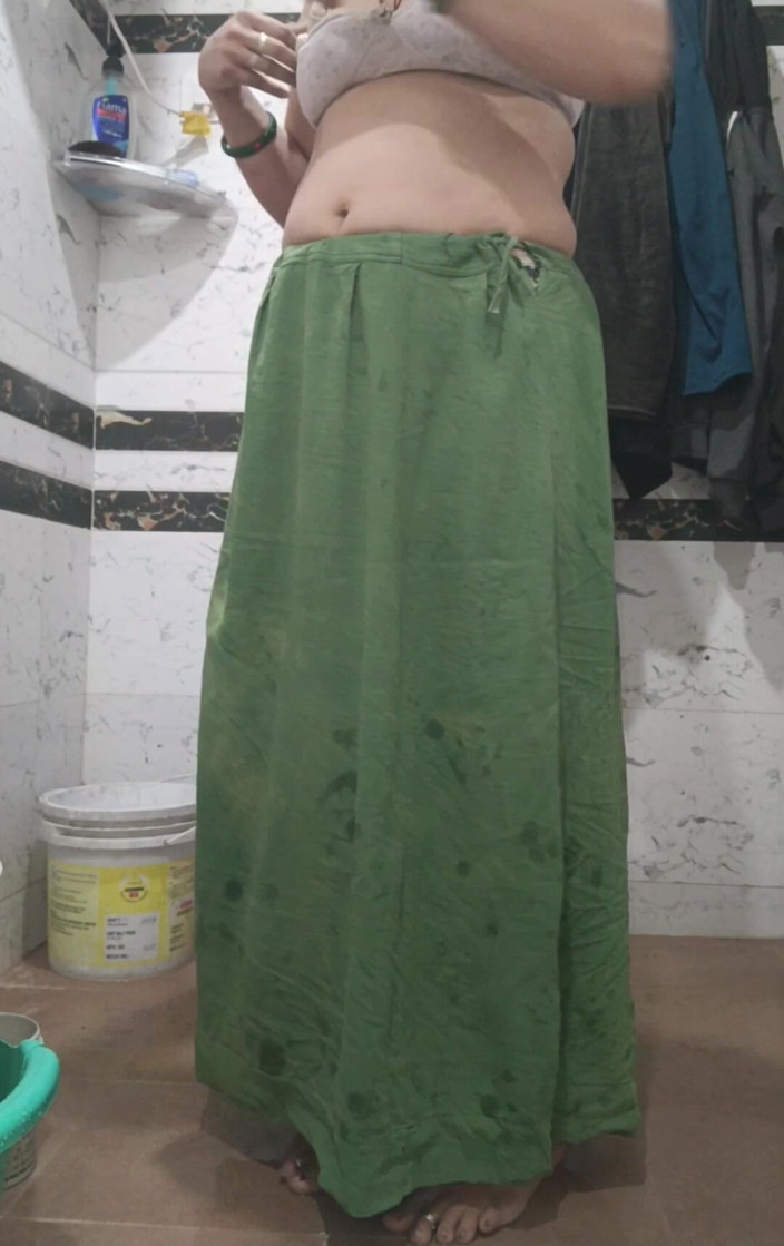 Priyahot77: hot baath baik said priya bhaabhi