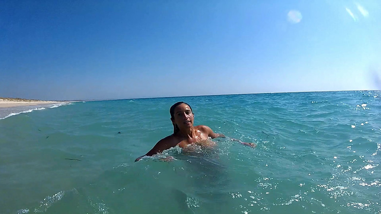 DreamStudioCouple: Berbogel di pantai