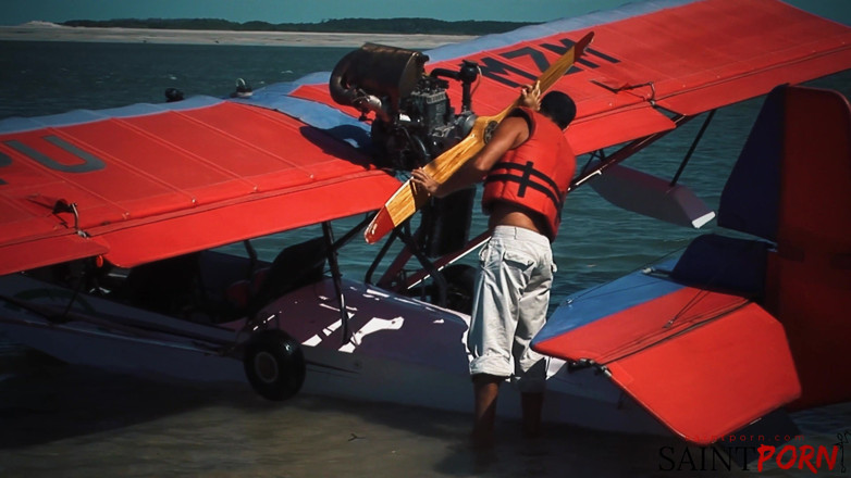 SaintPorn: Caylian Curtis fode um piloto em uma praia isolada da...