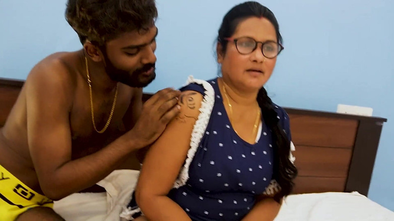 Queen star Desi: Sexy professora de casa não se controla para foder por...