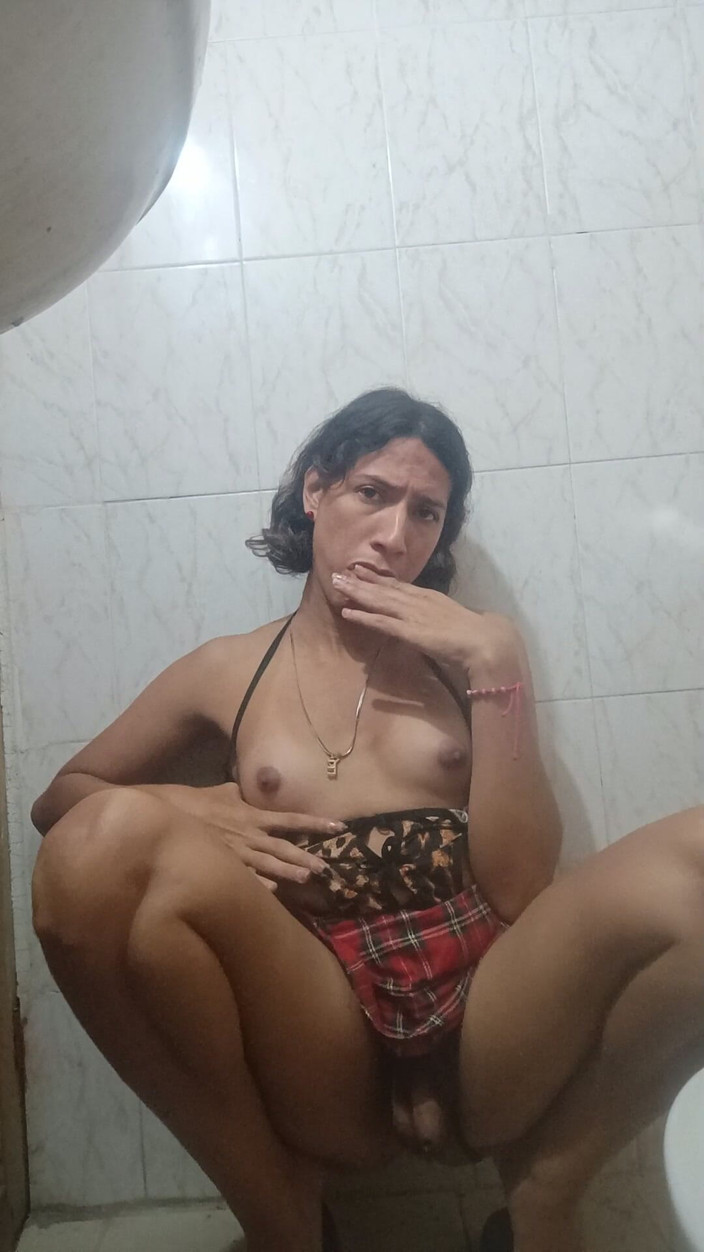 Femboy from Colombia: Im Moment bin ich allein, aber ich habe Spaß