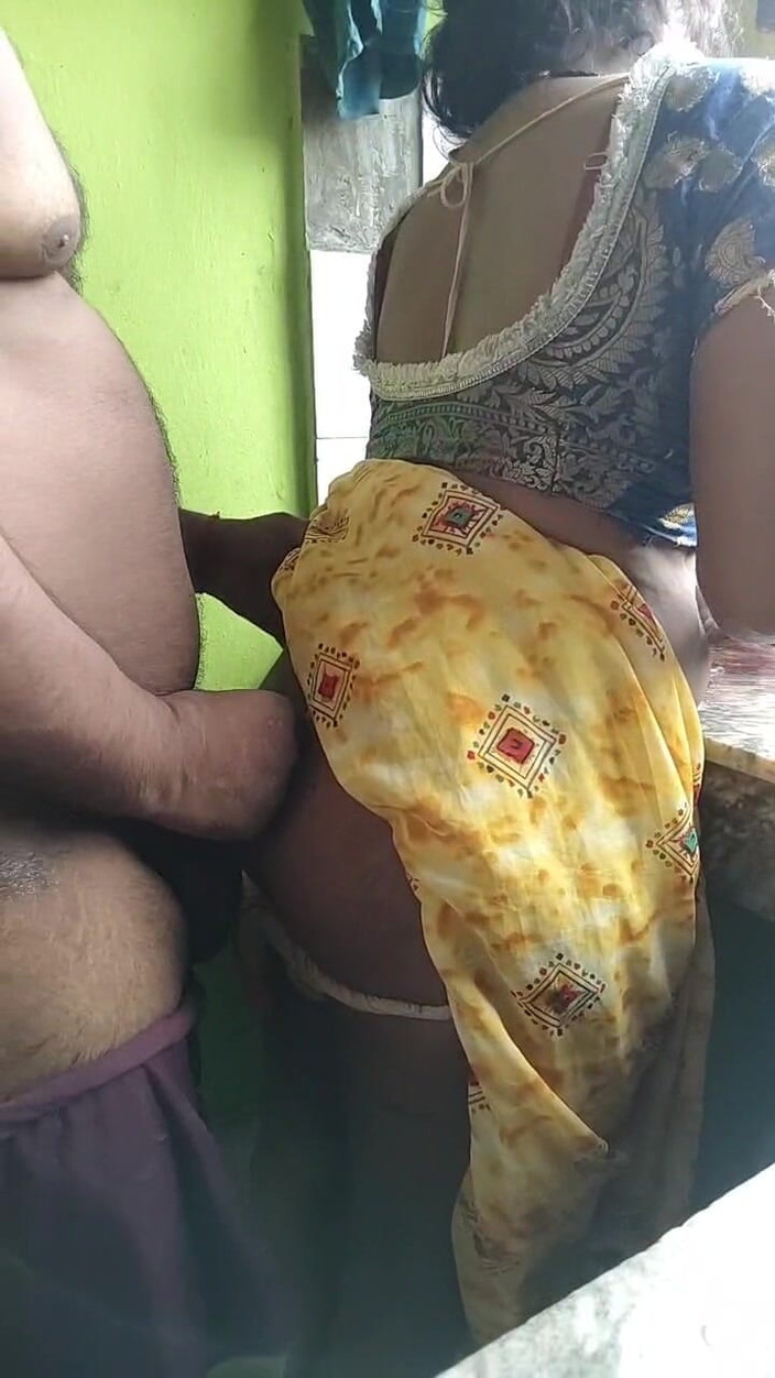 FULLMJEDETI: Ass Gnuggade Deshi Bhabhi Bartan slösar bort tid