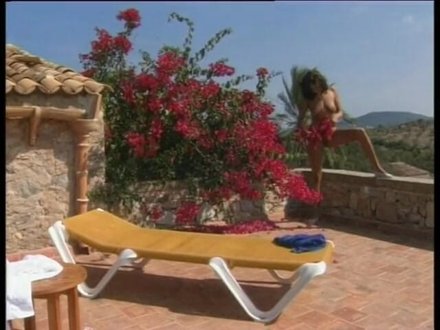 Lucky Wankerz: Coño de morena jugando alcanza el orgasmo al aire libre