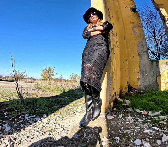 Mistressyammyboots: Lež přede mnou - každý krok je tvým místem, otroku