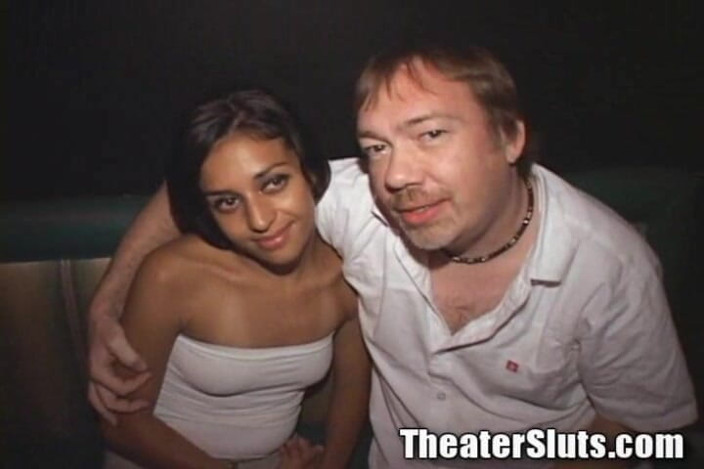 Theater Sluts: Гэнгбэнг с худенькой латиной в кинотеатре