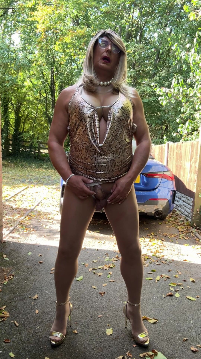 Kellycd2022: 穿着金豹印花连衣裙的性感 Crossdresser Kellycd2022