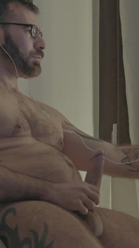 Papi se branle sur sa grosse bite
