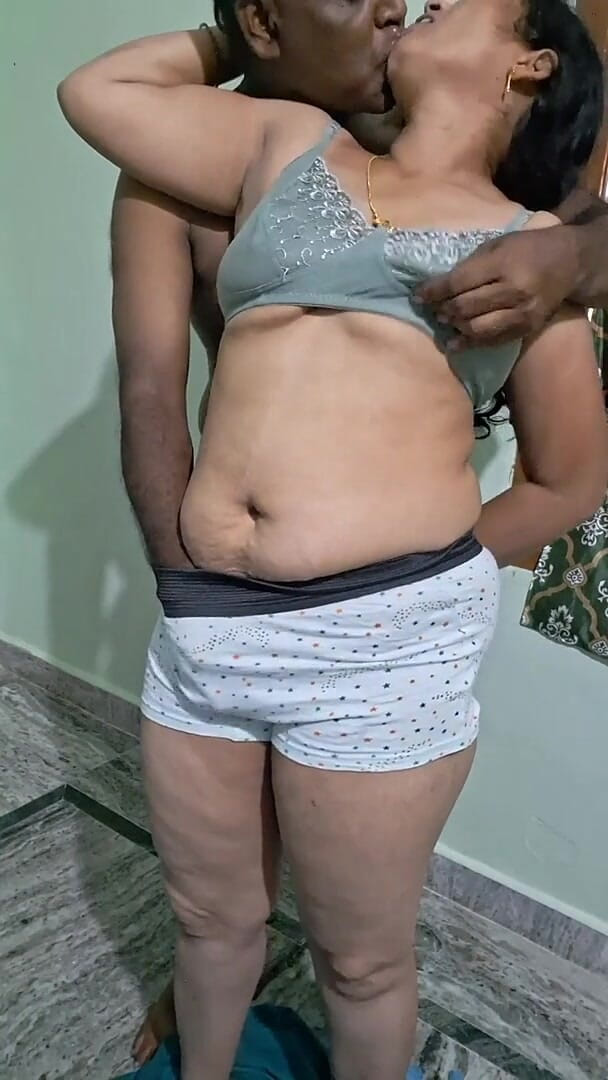 Hot Kissing Couple (Sexy sindu) Hot Kissing Couple (Sexy sindu)