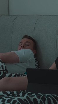 Matrigna e figliastro guardano porno, si masturbano per creampie bliss in vacanza condivisa in hotel