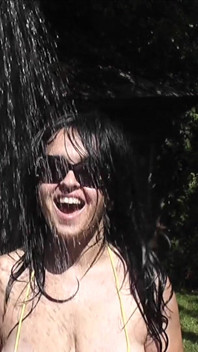 Sexy outdoor-bikini necken! Britneys bikini-autowäsche & wasserspritzen, langsam-mo, wackelnde möpse