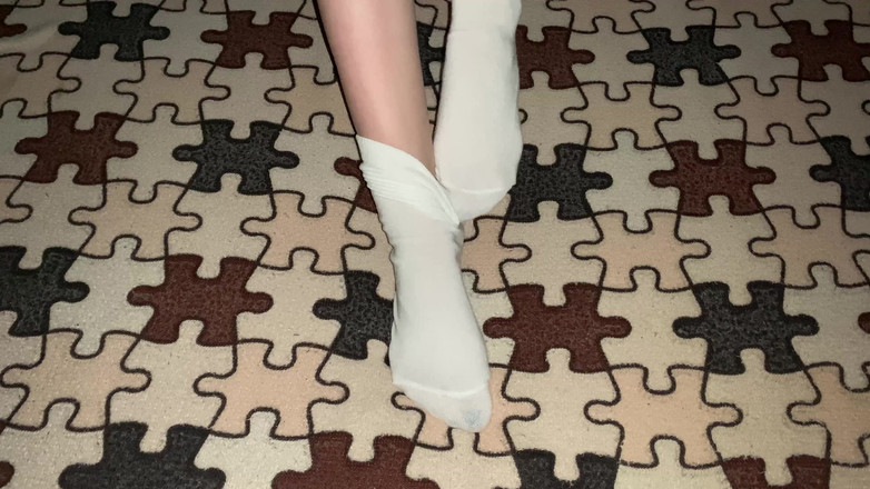 Gloria Gimson: 흰색 면 양말을 신은 채 발을 가지고 노는 소녀