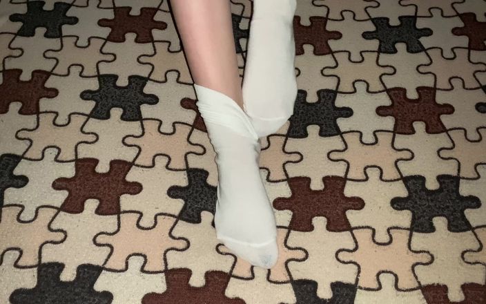 Gloria Gimson: Meisje speelt met haar voeten in witte katoenen sokken