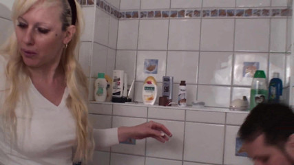 Femdom Austria: Otrok líže své vyholené vlasy