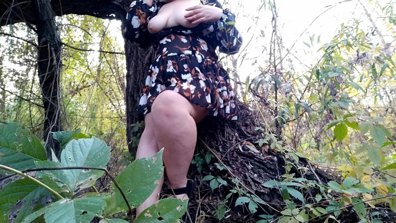 Elena: Curvy MILF with natural breasts masturbates in a common place