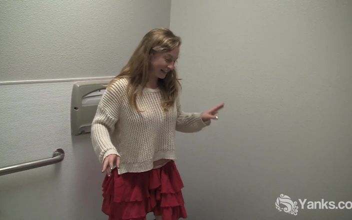 Yanks: Lili sparks si gadis Amerika lagi asik masturbasi di toilet