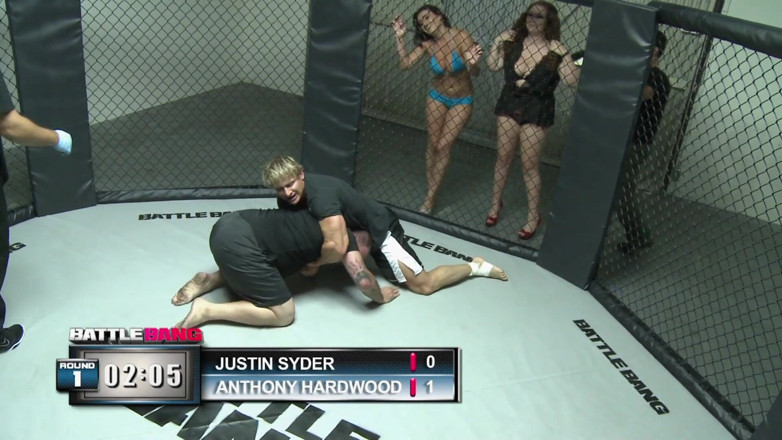 CBD Media: MMA fighter fickt PAWG molliges ringmädchen in der umkleidekabine