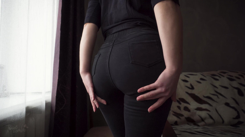 Teasecombo 4K: Sexy MILF v těsných černých džínách ukazující bílé tanga velryby ocas