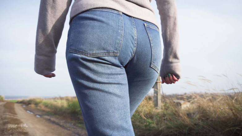Teasecombo 4K: Milf com bunda gostosa andando ao ar livre em jeans...