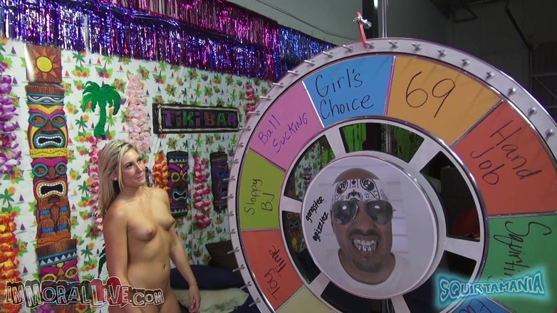 Immoral Live: आराध्य नई पोर्न स्टार Lily Banks ने कैमरे में स्प्रे करने के लिए अपने पैर फैलाये