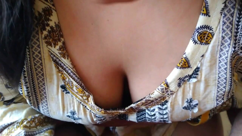 Aria Mia: Teman wanita panas datang ke rumah teman lelaki menikmati zakar...