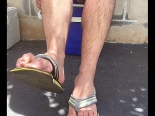 Manly foot: Desgastou-se chinelos / tangas batendo contra minhas solas masculinas nuas parece...