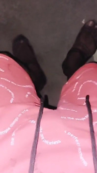 Bezvládný penis Ladyboy Pissing Venku