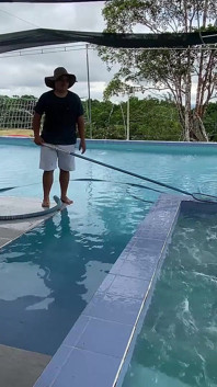 คนทำความสะอาดสระว่ายน้ำแก้ท่อตันให้ฉัน ความสุขเต็มรูเลย