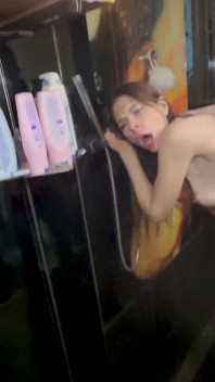 Mamă sexy curvă la toaletă Alice Maze se pișă dimineața și este futută în cur