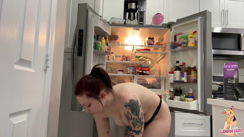Lenna Lux: Nahé domácí práce - čištění ledničky