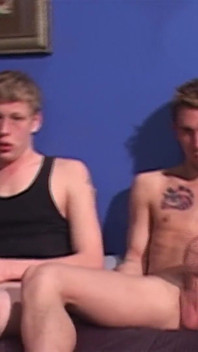 Geile twinks werden wild und ficken sich gegenseitig mit intensiver leidenschaft