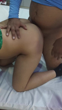 Compartilhando uma cama com a melhor amiga da madrasta durante o casamento
