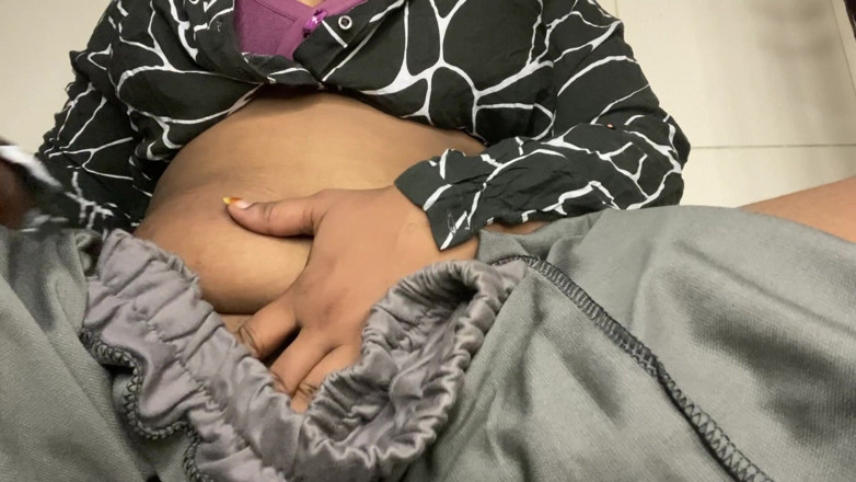 Angoori: インドの女の子の膣指と胸のショーとプレス