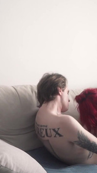 Cuplu amator face sex senzual pe canapea