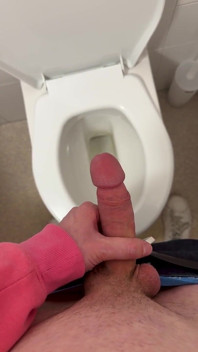 Twink cachonda atrapada acariciando en el baño!