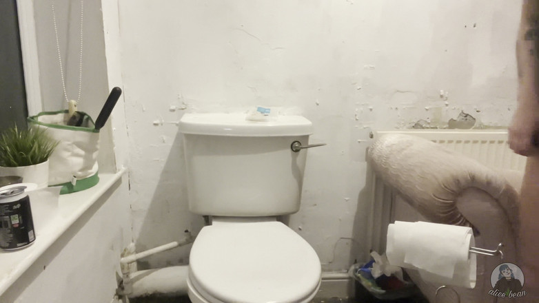 Alice Bean: Pisse auf der toilette