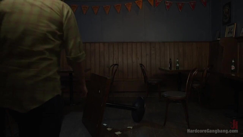 Hardcore Gangbang by Kink: At gibi ponpon kız tüm deliklerini dolduruyor!!