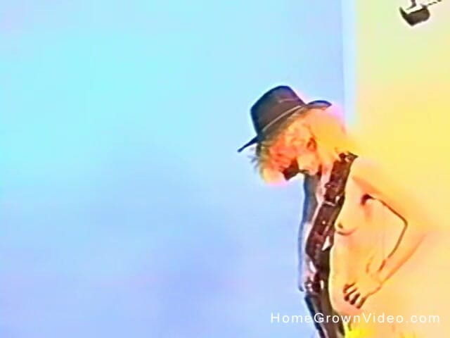 Homegrown Vintage: Deina e amigo tentam sexo lésbico