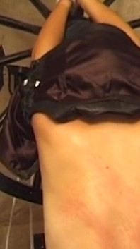 Eng gefesselt, reife brünette MILF mit heißem wachs durchnässt
