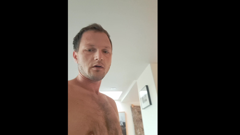Russie Goodboy: Nahá káva a honění po domě