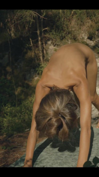 Harika bir dağ gölünde gün doğumunda soyunmamı izle