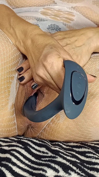 Ku di ranjang dengan mainan seks orgasme, muncrat, fisting, dan dildo 30 cm di ranjangnya.