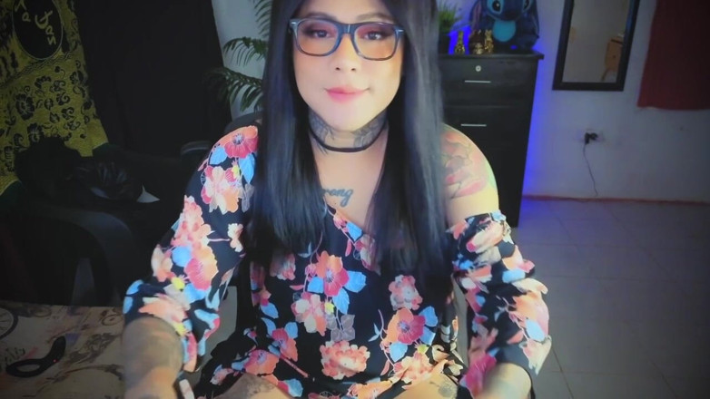 Kimberly Polizzi: Giovane asiatica che registra in webcam