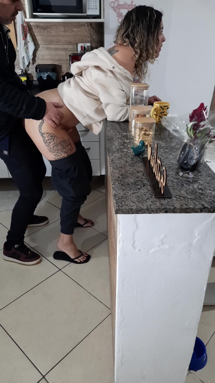 Gabi SweetCouplesStories: Nevlastní dcera nemůže ani odpočívat při snídani.