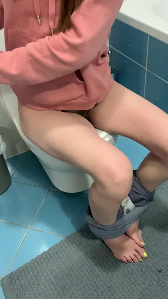 Bellaxxxx: MILF Pee Desperation POV Pissing Woman