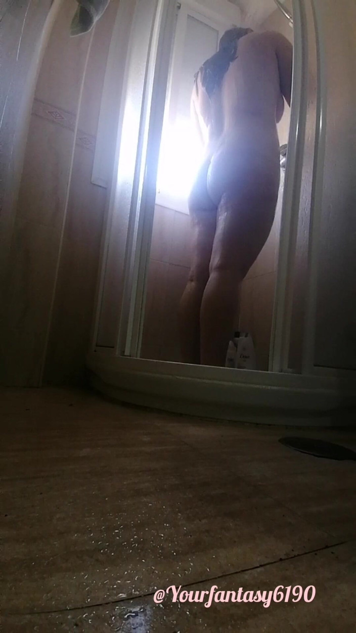 Your fantasy studio: Peeker Cam in the Shower