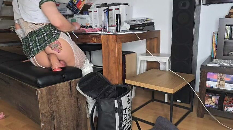 Daddy Femboy: Picioare transpirate în cizme