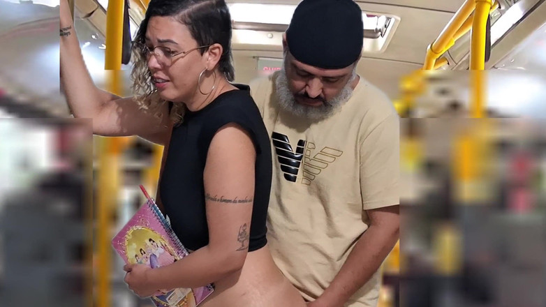 Gabi SweetCouplesStories: Estudante puta recebe gozada no ônibus